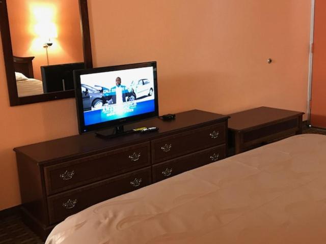 キングサイズベッドのスタンダードルーム, College Inn Spartanburg