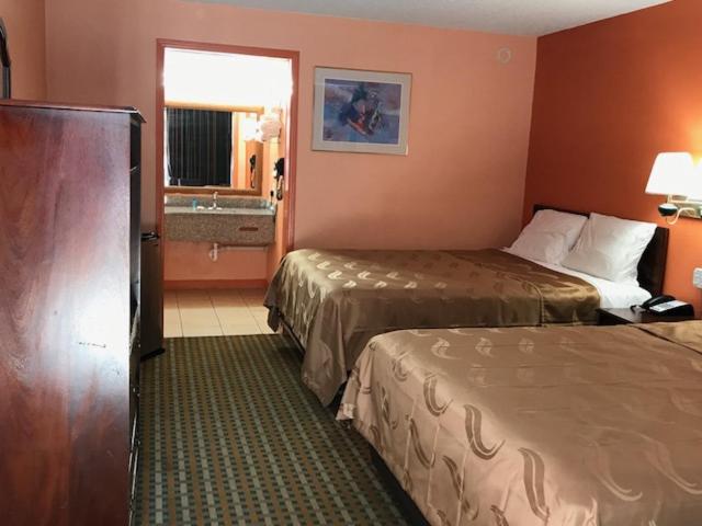 غرفه قياسيه سريرين مزدوجين, College Inn Spartanburg