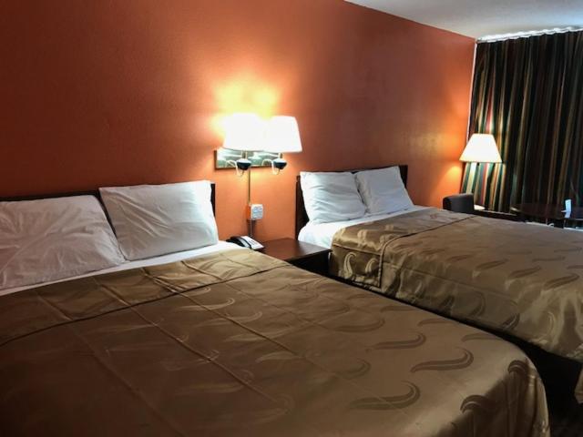 غرفه قياسيه سريرين مزدوجين, College Inn Spartanburg
