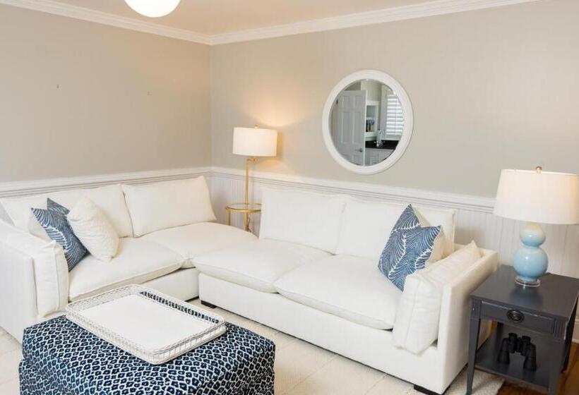 جناح سرير كينج, The Burrus House Inn Waterfront Suites