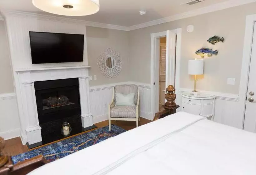 キングサイズベッドのスイートルーム, The Burrus House Inn Waterfront Suites
