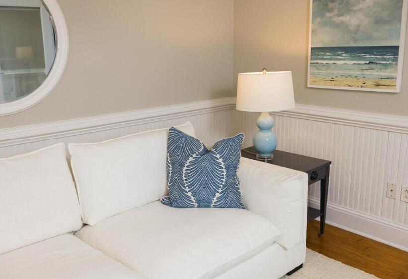 جناح سرير كينج, The Burrus House Inn Waterfront Suites