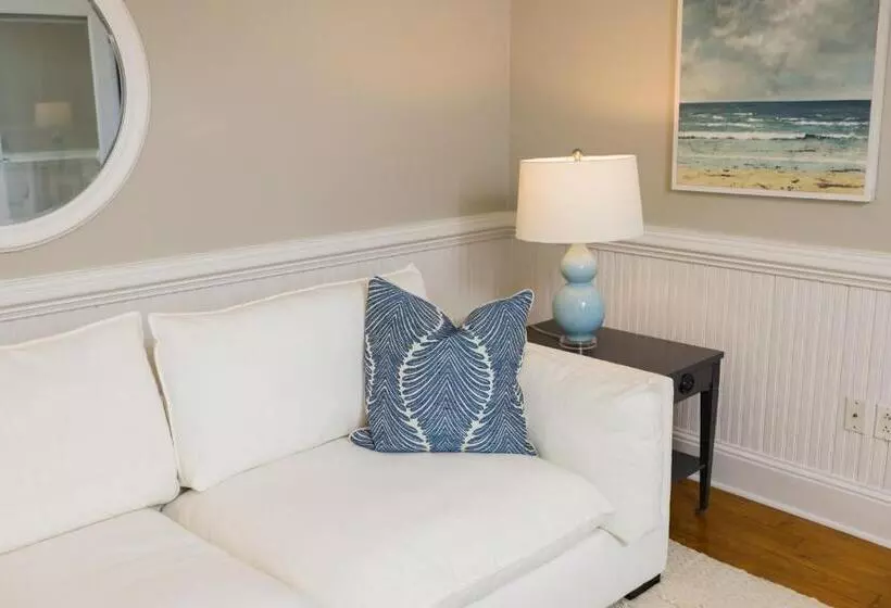 キングサイズベッドのスイートルーム, The Burrus House Inn Waterfront Suites