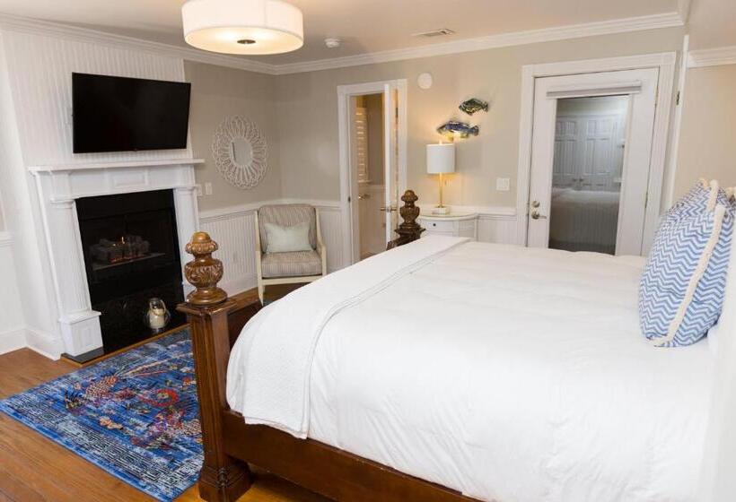 جناح سرير كينج, The Burrus House Inn Waterfront Suites