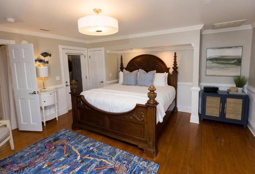 جناح سرير كينج, The Burrus House Inn Waterfront Suites
