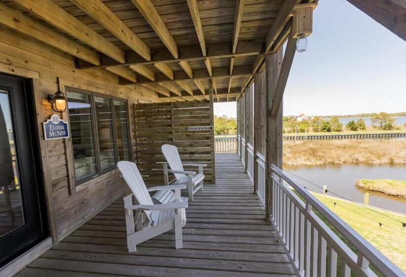 جناح مطلّ علي البحر, The Burrus House Inn Waterfront Suites