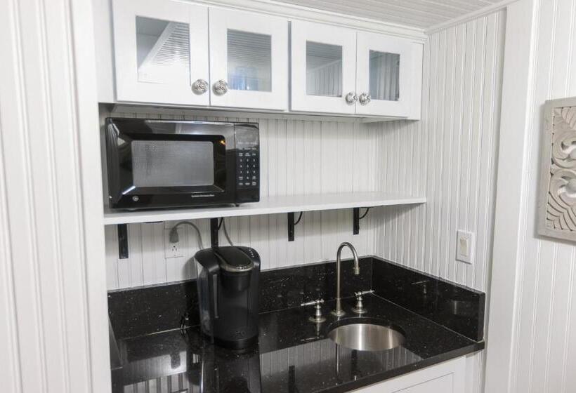 جناح مطلّ علي البحر, The Burrus House Inn Waterfront Suites