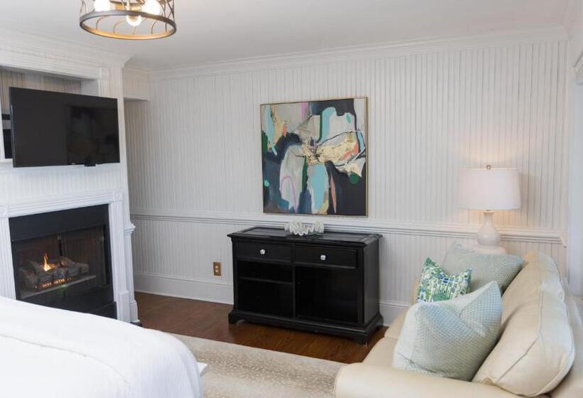 جناح مطلّ علي البحر, The Burrus House Inn Waterfront Suites