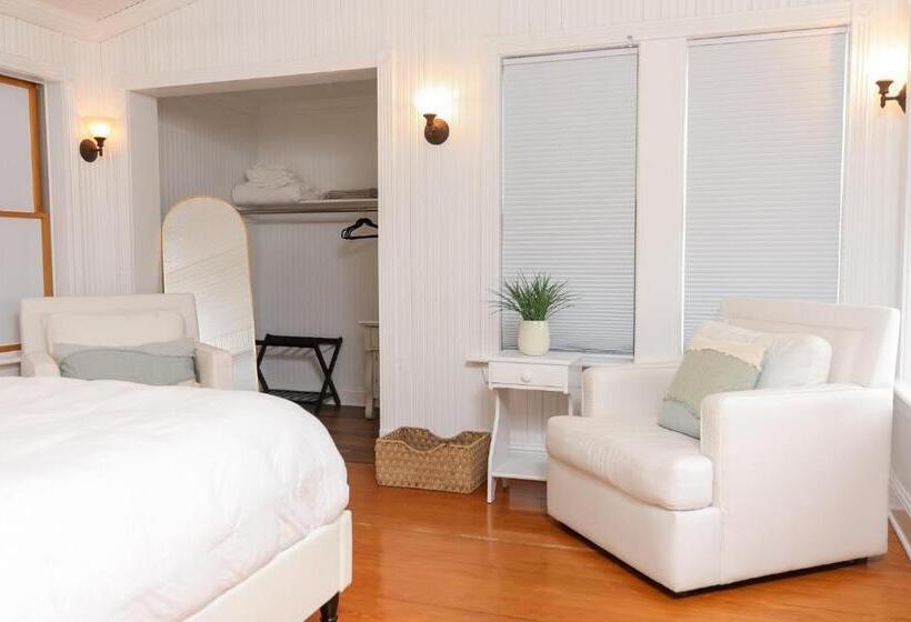 جناح غرفتين نوم, The Burrus House Inn Waterfront Suites