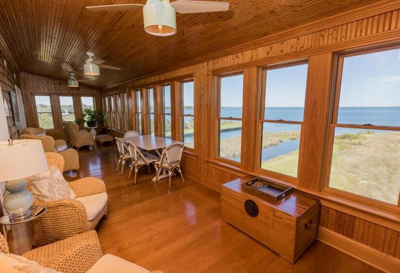 جناح غرفتين نوم, The Burrus House Inn Waterfront Suites