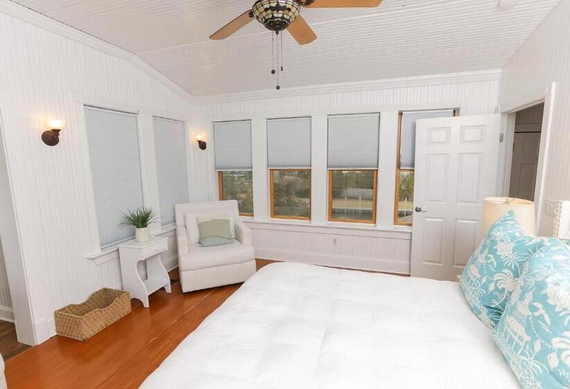 جناح غرفتين نوم, The Burrus House Inn Waterfront Suites