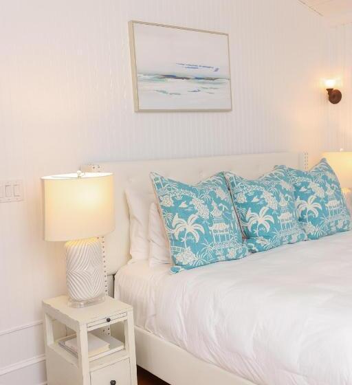 جناح غرفتين نوم, The Burrus House Inn Waterfront Suites