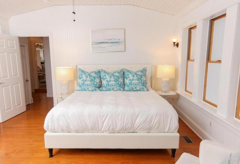 جناح غرفتين نوم, The Burrus House Inn Waterfront Suites