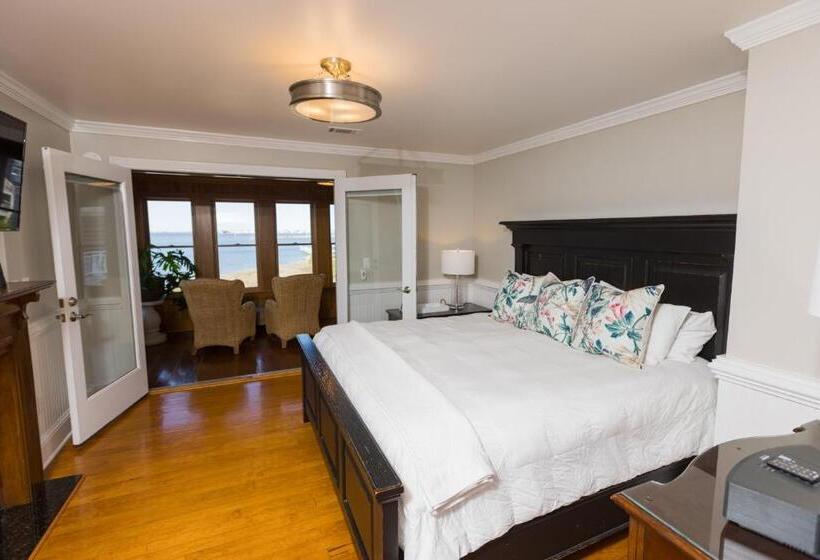 جناح غرفتين نوم, The Burrus House Inn Waterfront Suites