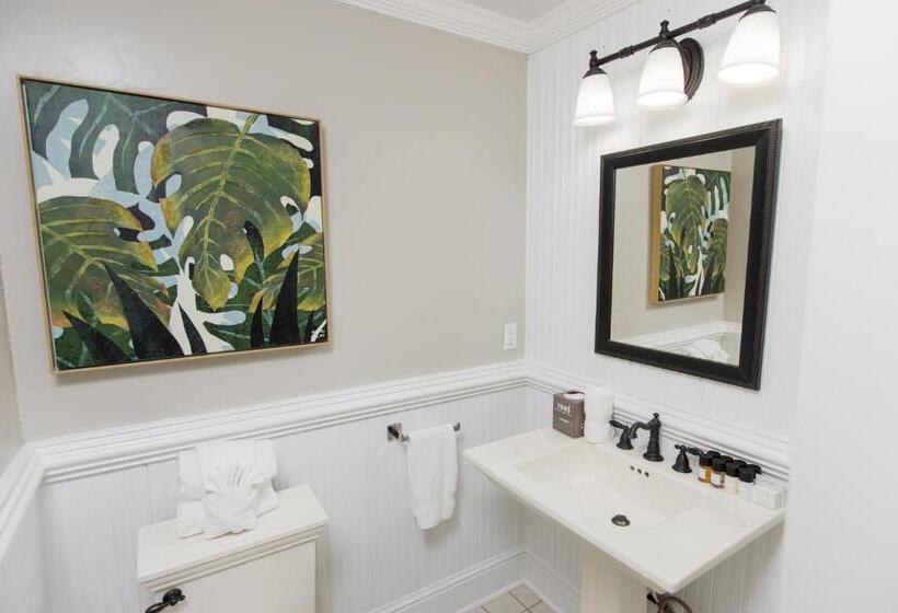 Номер Стандарт Вид на Море, The Burrus House Inn Waterfront Suites