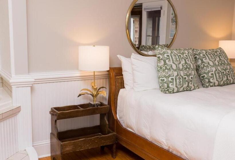 غرفة قياسية مطلّة علي البحر, The Burrus House Inn Waterfront Suites