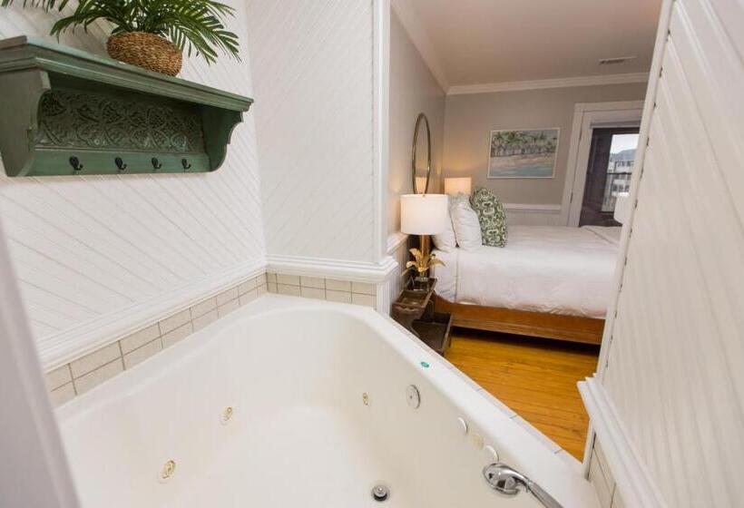 غرفة قياسية مطلّة علي البحر, The Burrus House Inn Waterfront Suites