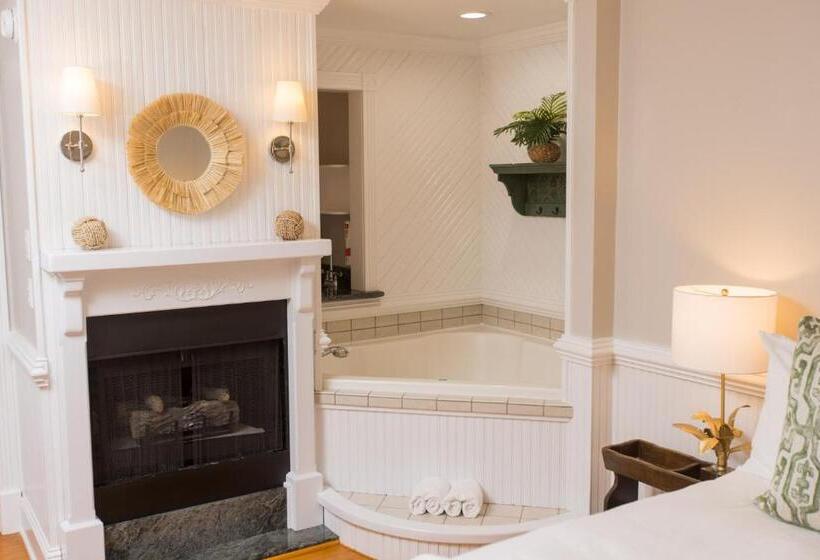 غرفة قياسية مطلّة علي البحر, The Burrus House Inn Waterfront Suites