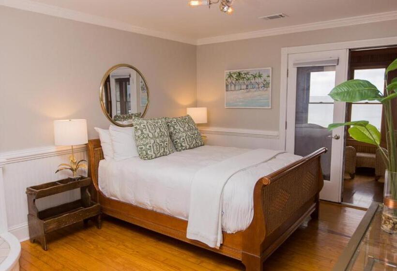 غرفة قياسية مطلّة علي البحر, The Burrus House Inn Waterfront Suites