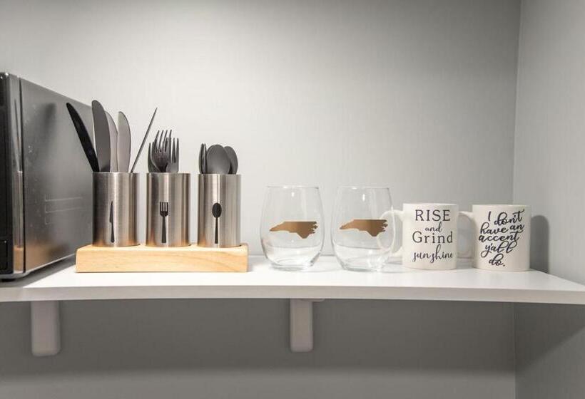 غرفة قياسية سرير كينج, The Burrus House Inn Waterfront Suites