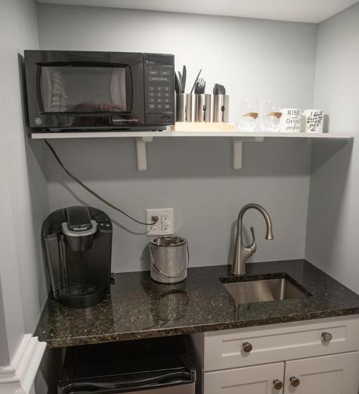 غرفة قياسية سرير كينج, The Burrus House Inn Waterfront Suites