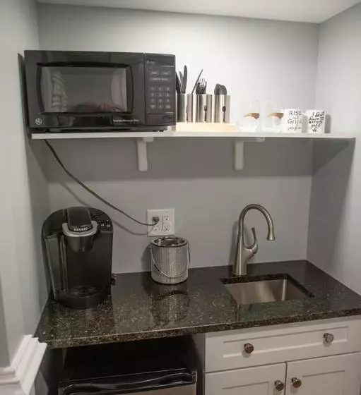 キングサイズベッドのスタンダードルーム, The Burrus House Inn Waterfront Suites