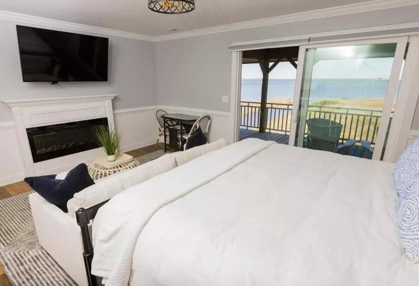 キングサイズベッドのスタンダードルーム, The Burrus House Inn Waterfront Suites