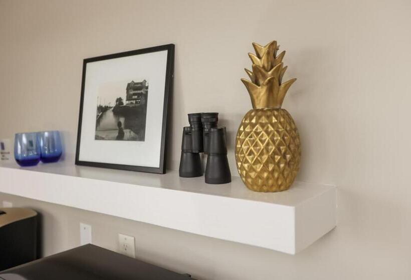 جناح مزوَّد بشرفة, The Burrus House Inn Waterfront Suites