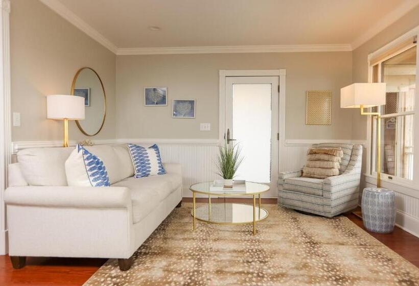 جناح مزوَّد بشرفة, The Burrus House Inn Waterfront Suites