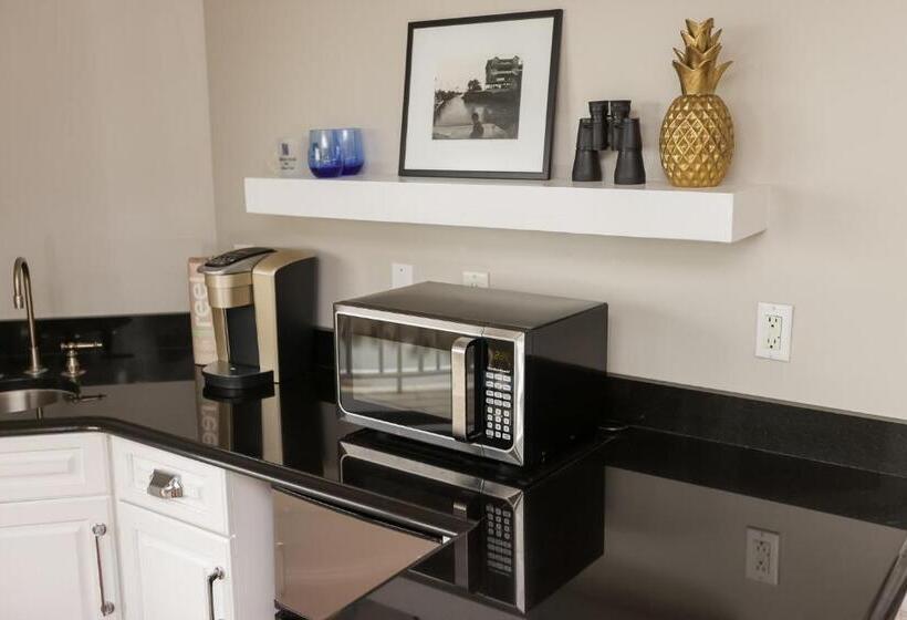 جناح مزوَّد بشرفة, The Burrus House Inn Waterfront Suites