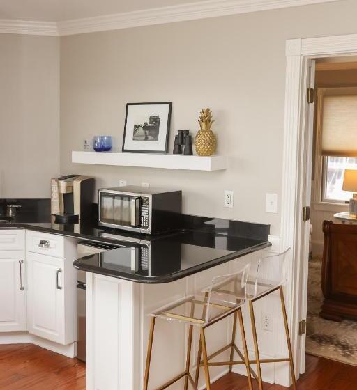 جناح مزوَّد بشرفة, The Burrus House Inn Waterfront Suites
