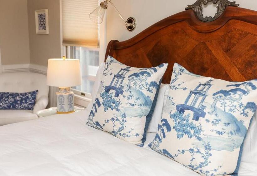 Люкс с Балконом, The Burrus House Inn Waterfront Suites