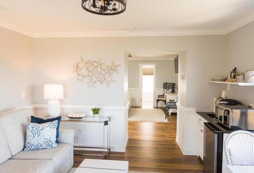 جناح ديلوكس مطل على البحر, The Burrus House Inn Waterfront Suites