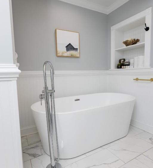 جناح غرفتين نوم, The Burrus House Inn Waterfront Suites