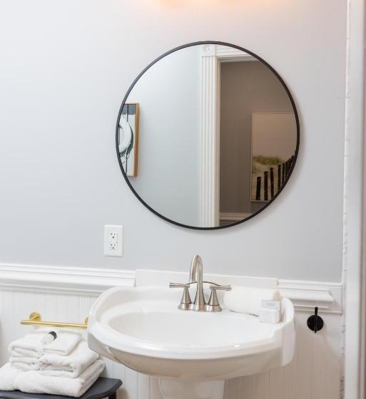 جناح غرفتين نوم, The Burrus House Inn Waterfront Suites