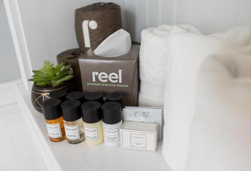 جناح غرفتين نوم, The Burrus House Inn Waterfront Suites