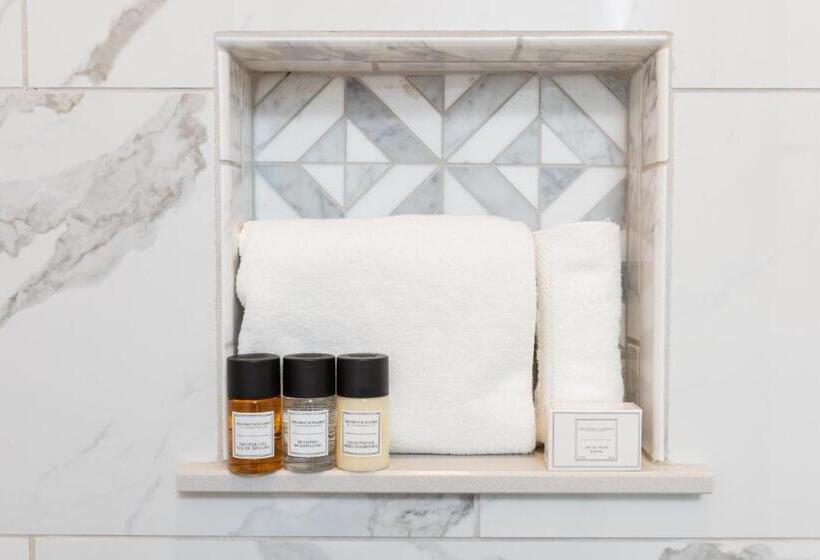 جناح غرفتين نوم, The Burrus House Inn Waterfront Suites