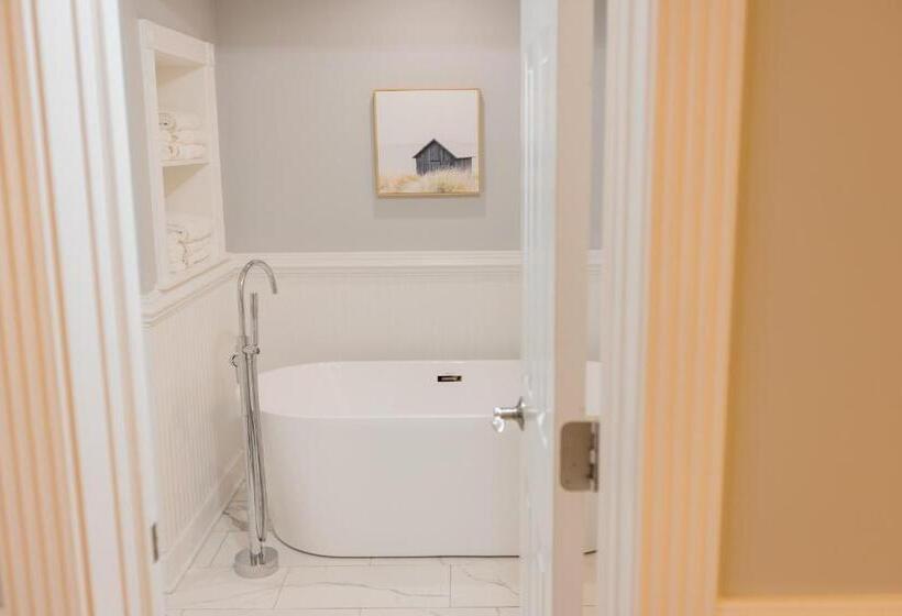 جناح غرفتين نوم, The Burrus House Inn Waterfront Suites