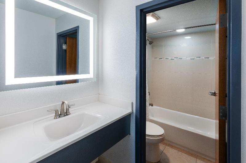 キングサイズベッドのスタンダードルーム, Holiday Inn Resort South Padre Island Beach Front, An Ihg