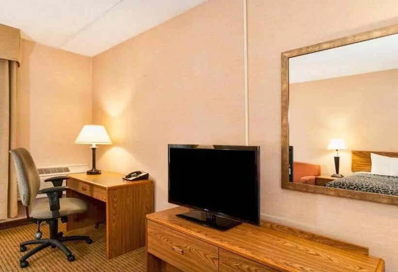 Deluxe-huone King-vuode, Days Inn By Wyndham Duluth Lakewalk