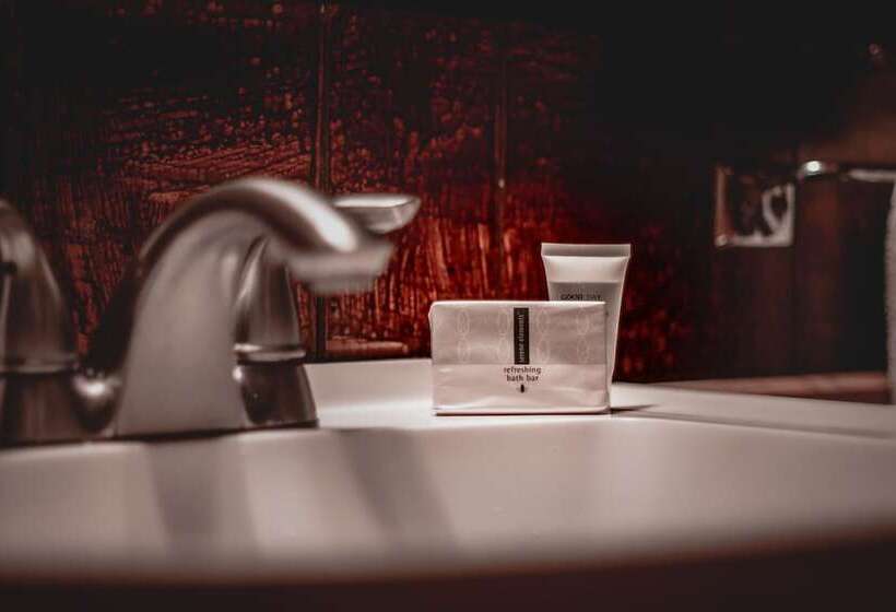 جناح جونيور, Gateway Inn & Cabins