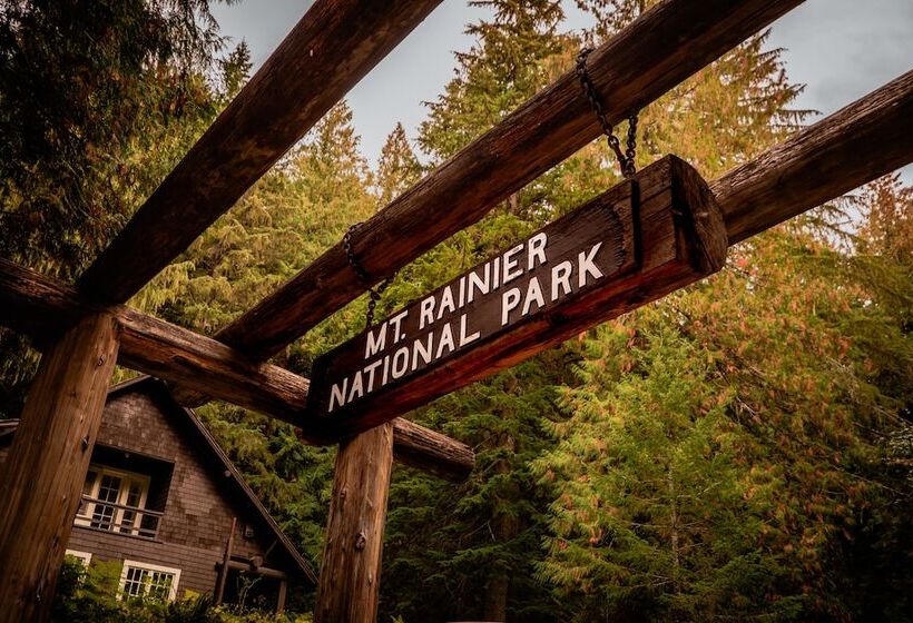 جناح جونيور, Gateway Inn & Cabins