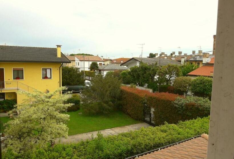 标准三人间, Laguna B&b