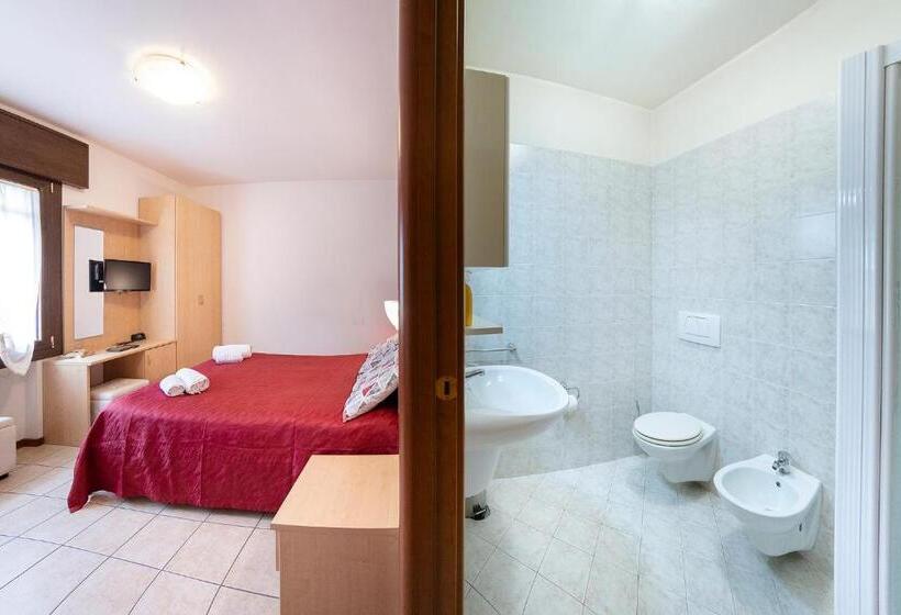 标准三人间, Laguna B&b