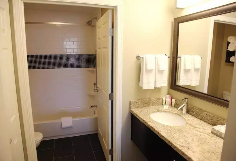 キングサイズベッドのスイートルーム, Staybridge Suites Grand Forks, An Ihg