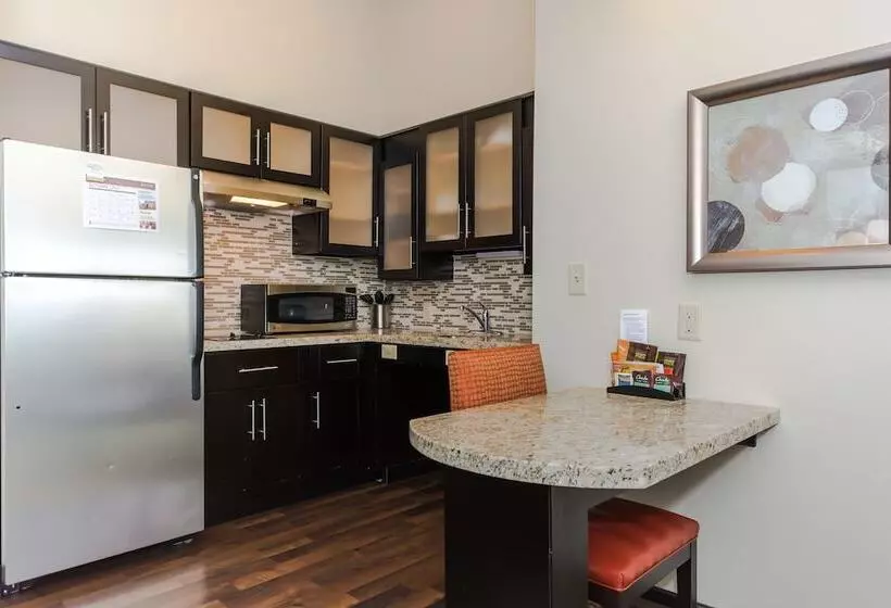 キングサイズベッドのスイートルーム, Staybridge Suites Grand Forks, An Ihg