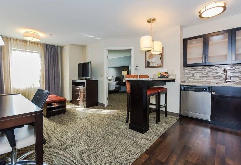 Люкс Кровать Кинг, Staybridge Suites Grand Forks, An Ihg