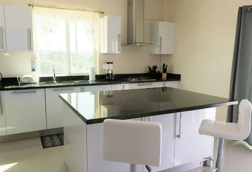 2 Bedroom Deluxe Apartment Sea View, Mount Royal Luxury Condos