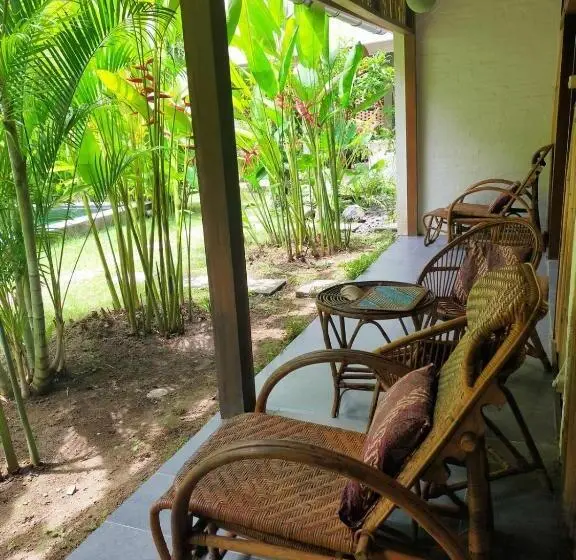 プールビュースタンダードステューディオ, Pool House Studios