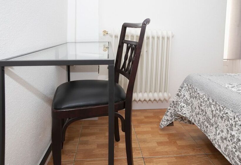 اتاق استاندارد یک نفره, Hostal Tokio
